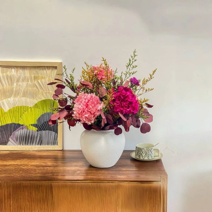 Lebendige getrocknete Blumenarrangement