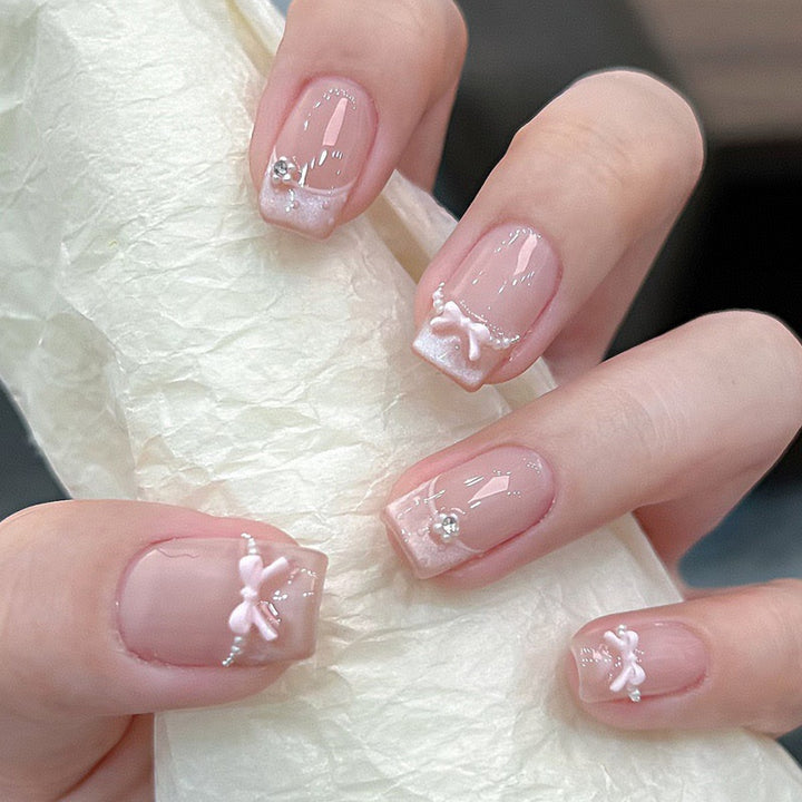 Künstlerisches Nageldesign mit dekorativen Elementen Karnz