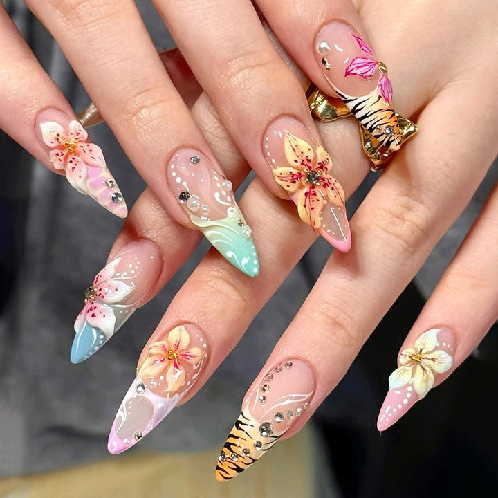 Kunstvolle Nagelspitzen mit Herbstmotiven Karnz