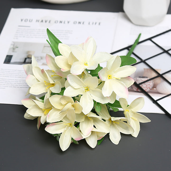 Dekorativer realistischer Blumenstrauß für die Wohnkultur