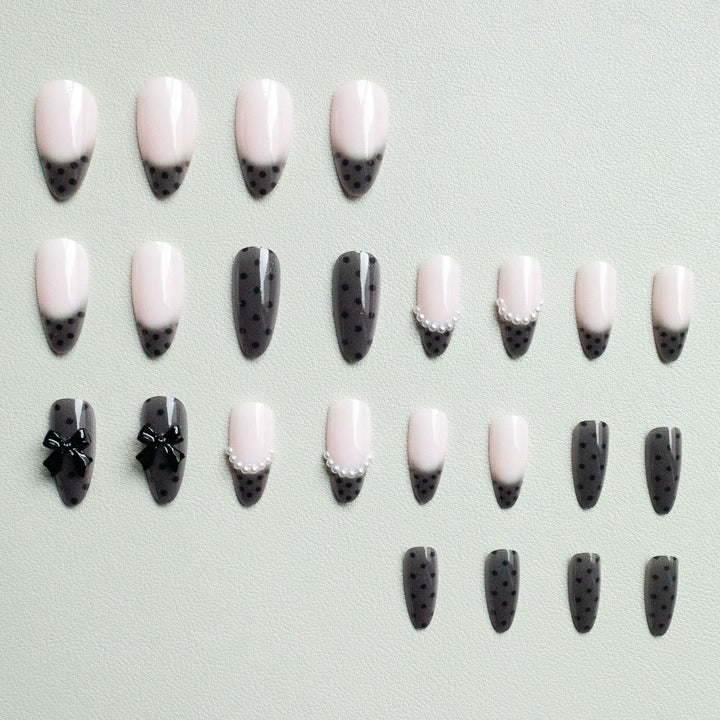Elegantes Nagelkunst-Set mit Schleifenverzierungen