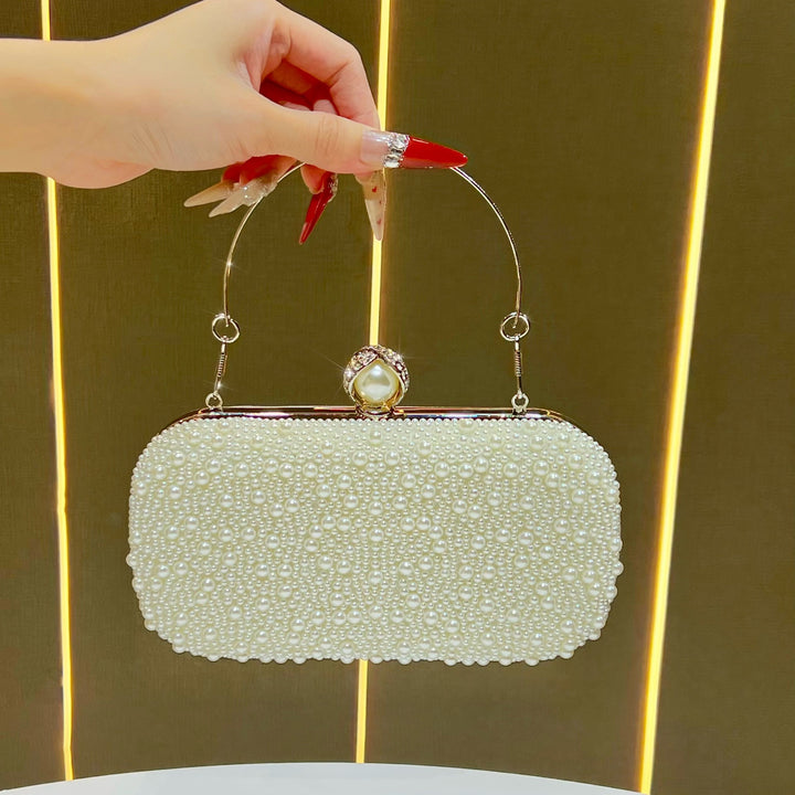 Dekorative Perlen-Clutch mit goldenen Akzenten