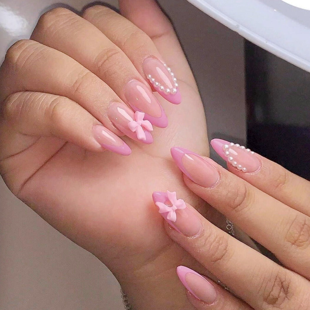 Kunstnagelspitzen mit verspieltem Blumendesign Karnz