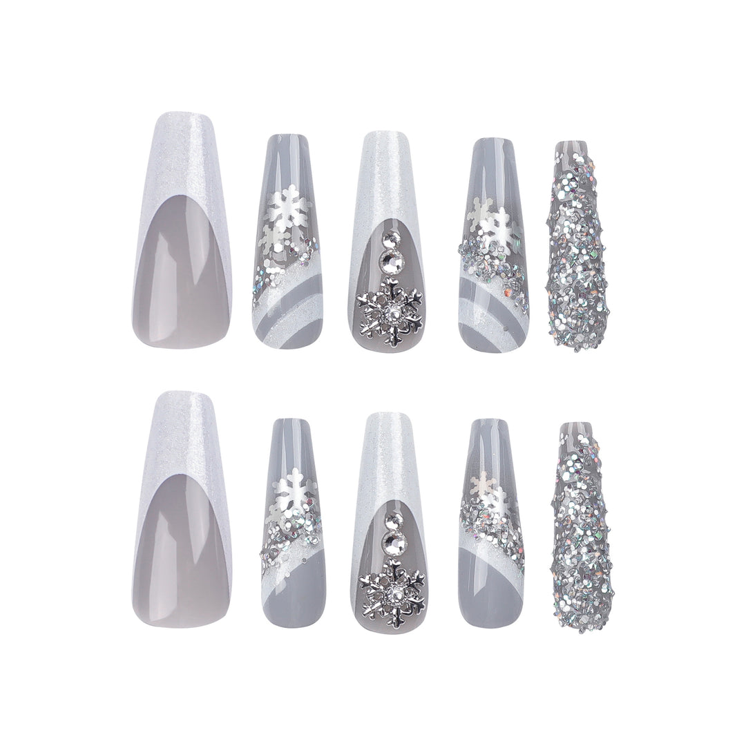 Elegante Kunstnägel mit Glitzer- und Schnee-Design Karnz