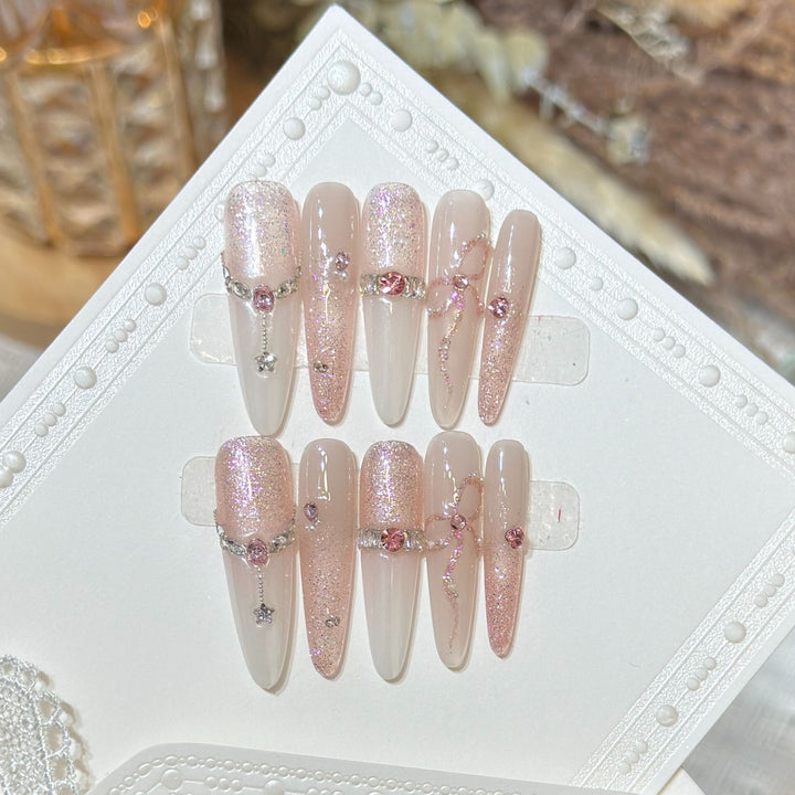 Glamouröses Stiletto Press-On Nagelkunst-Set mit funkelnden Strasssteinen Karnz