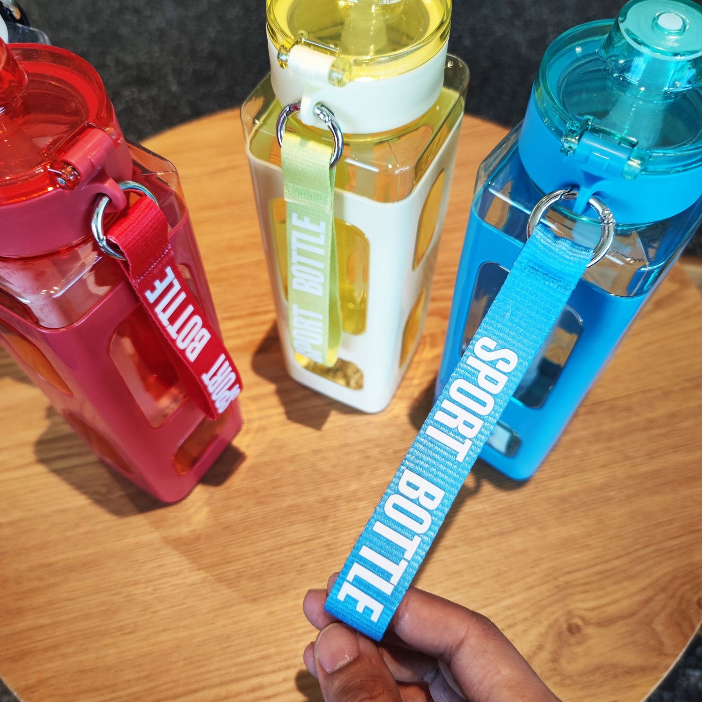 Damen Trinkflasche mit integrierter Zeitmarkierung und Strohhalm Karnz
