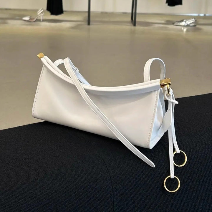 Strukturierte Leder Baguette Schultertasche mit goldener Hardware