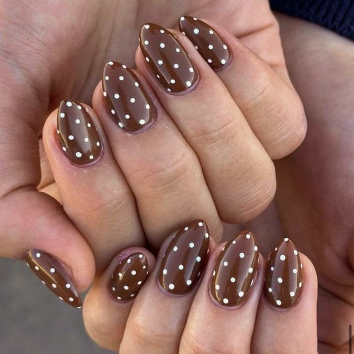 Künstliche Nagelkunst mit verspielten Punkten und Schleifen Karnz