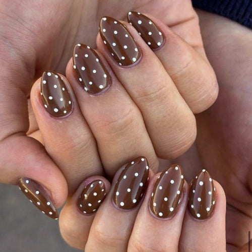 Kunstvolle Nagelkunst mit Punkten Karnz