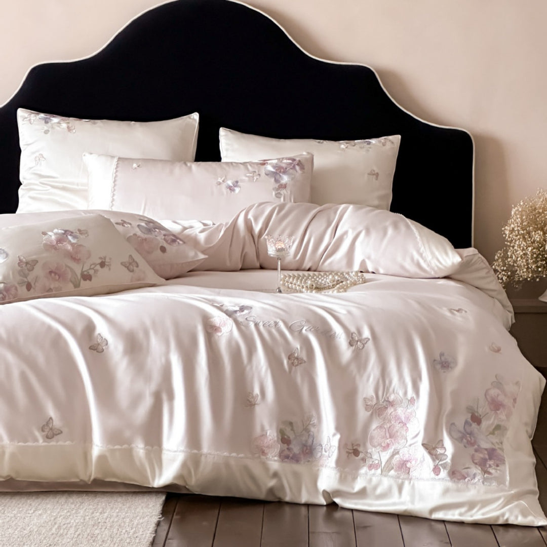 Luxuriöses Satin-Bettwäsche-Set mit floraler Stickerei und Schmetterlings-Applikation