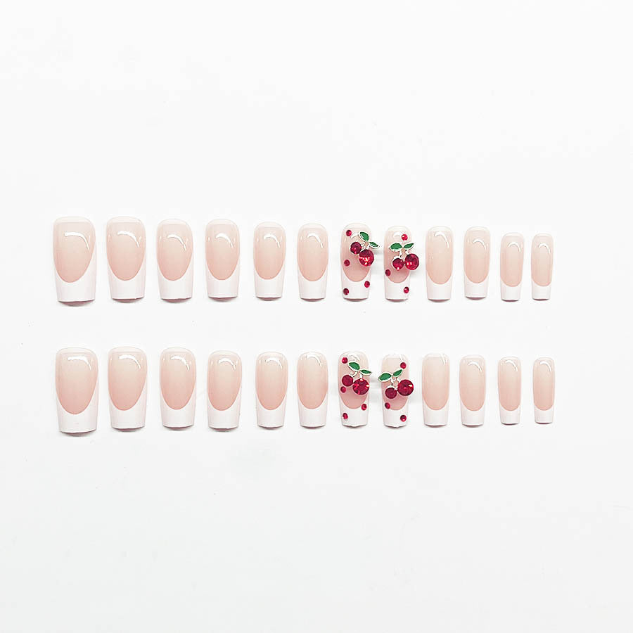 Kunstnagelset mit chicen Kirschmotiven und eleganter French-Spitze Karnz