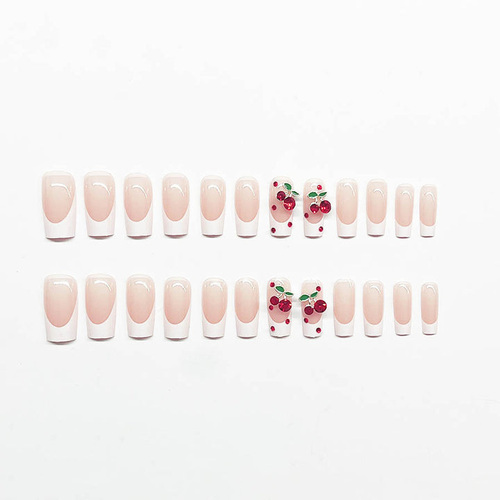 Kunstnagelset mit chicen Kirschmotiven und eleganter French-Spitze Karnz