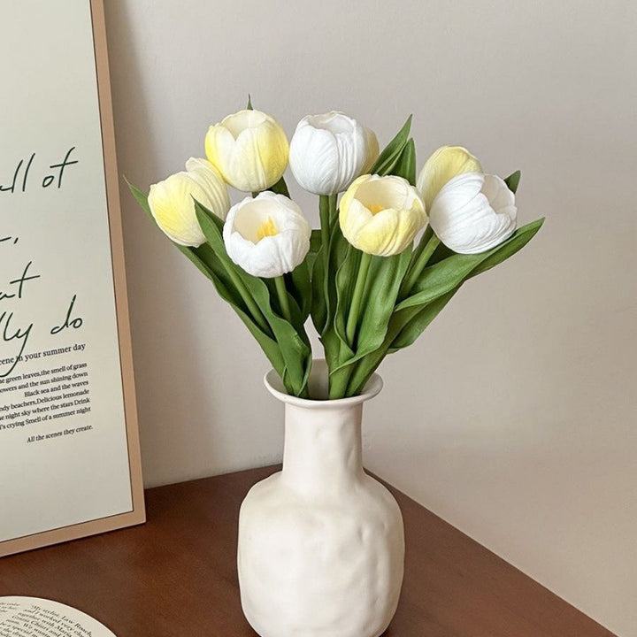 Dekorativer künstlicher Tulpenstrauß
