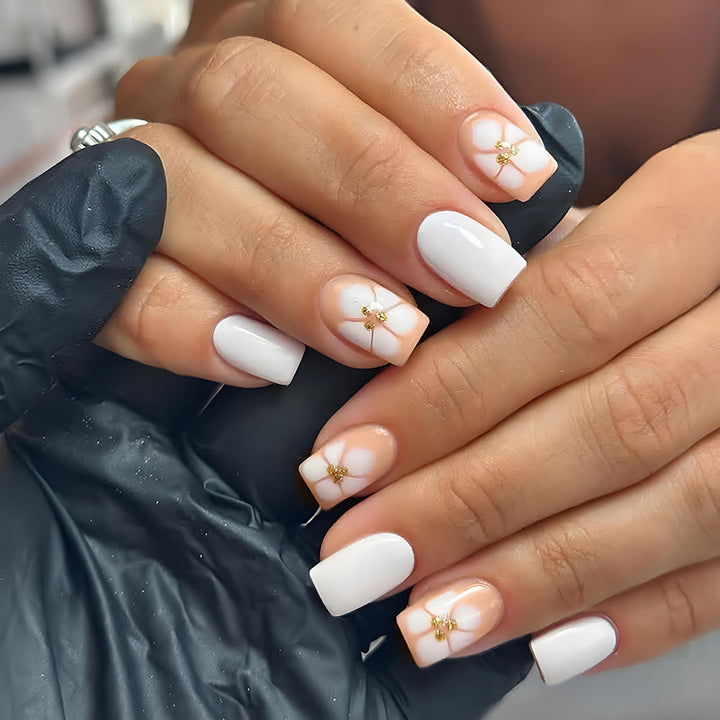 Kunstnagelset mit luxuriösem Blumendesign und dezenten Goldakzenten Karnz