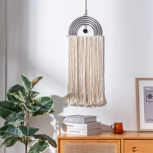 Boho-Makramee-Wandbehang mit Halbkreis-Metallrahmen und langen Fransen Karnz