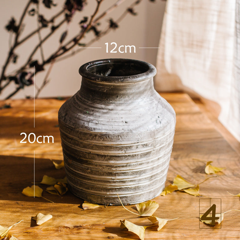 Rustikaler Keramiktopf mit handgearbeitetem Design Karnz
