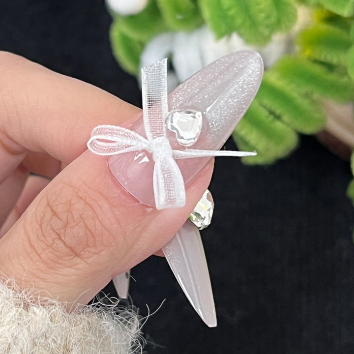 Dekorative Stiletto Press-On Nägel mit Rhinestone-Verzierungen Karnz