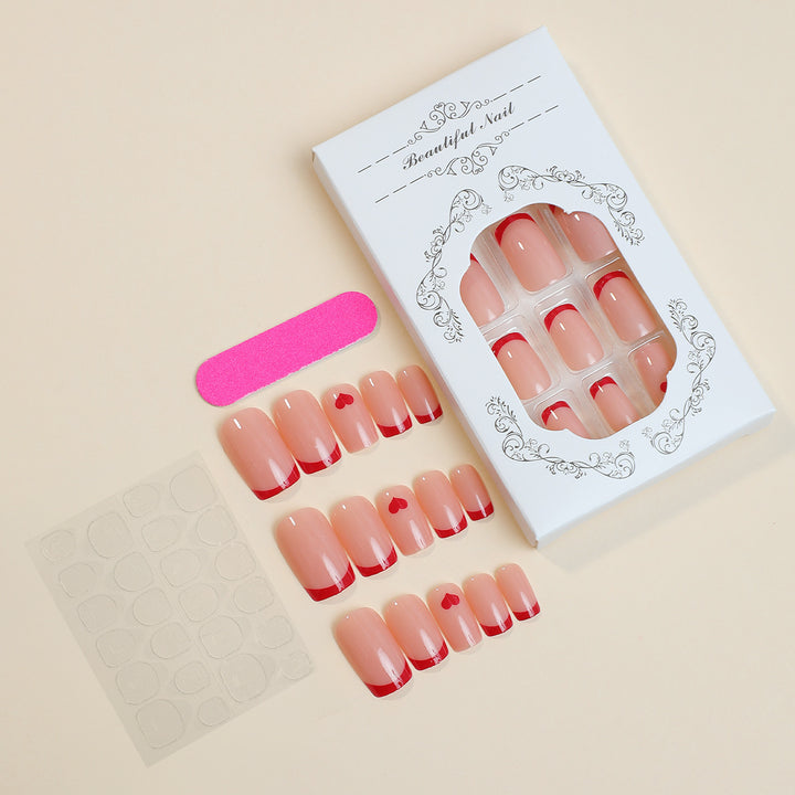 Kreatives Kunstnagelset mit Herzakzenten Karnz