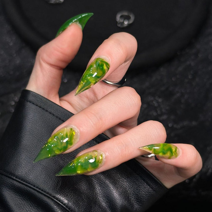 Künstlerische Stiletto Press-On Nägel mit einzigartigem Marmor Design