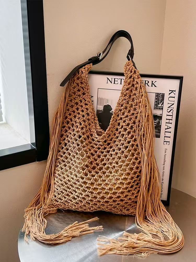 Damen Makramee Handtasche mit fransigen Details Karnz
