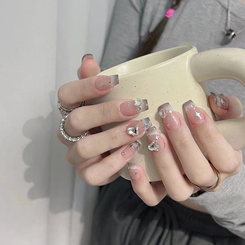 Kunstnagelset mit funkelnden Kristallverzierungen Karnz