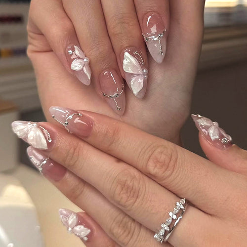 Dekorativer Press-On-Nail-Art-Set mit Schmetterlingsakzenten Karnz