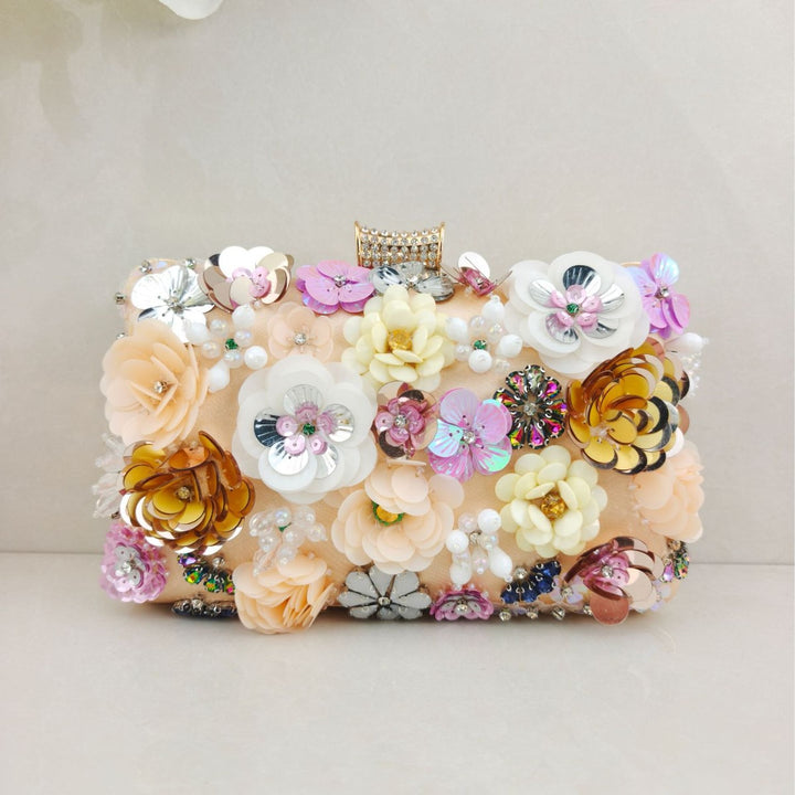 Blumig verzierte Abend-Clutch