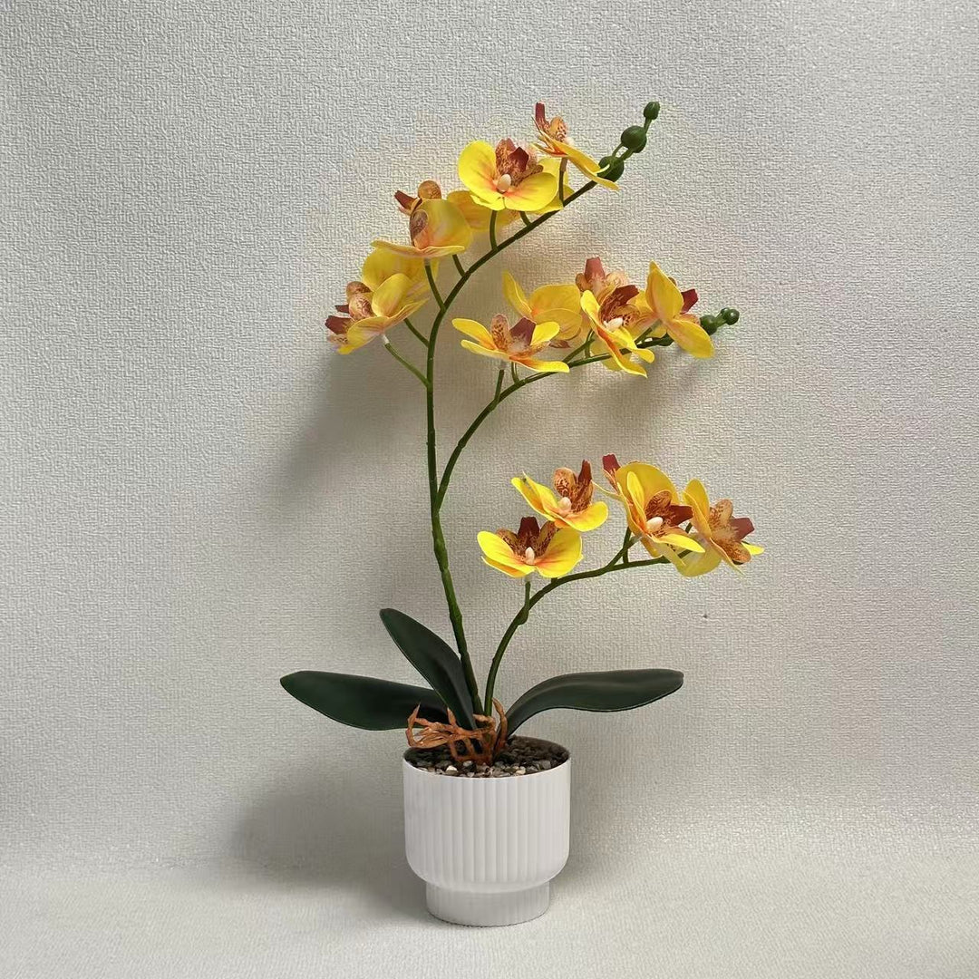 Realistische künstliche Orchideenpflanze mit dekorativem Topf
