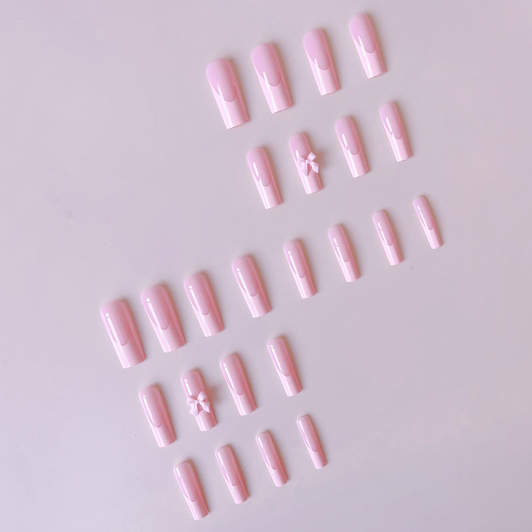 Kunstnagelset mit eleganten Spitzen und verspieltem 3D-Design Karnz
