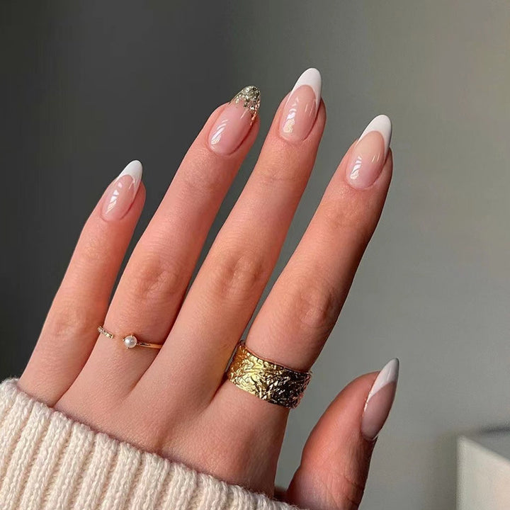 Elegante und kunstvoll gestaltete Nagelverlängerungen Karnz