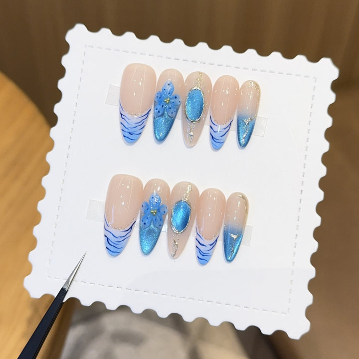 Kunstnägel mit Exquisite Blumen- und Glitzermotiven Karnz