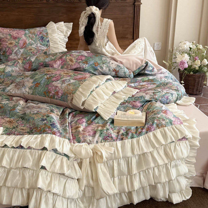 Luxuriöses Bettwäsche-Set mit Rüschen, Bettrock und floralem Print