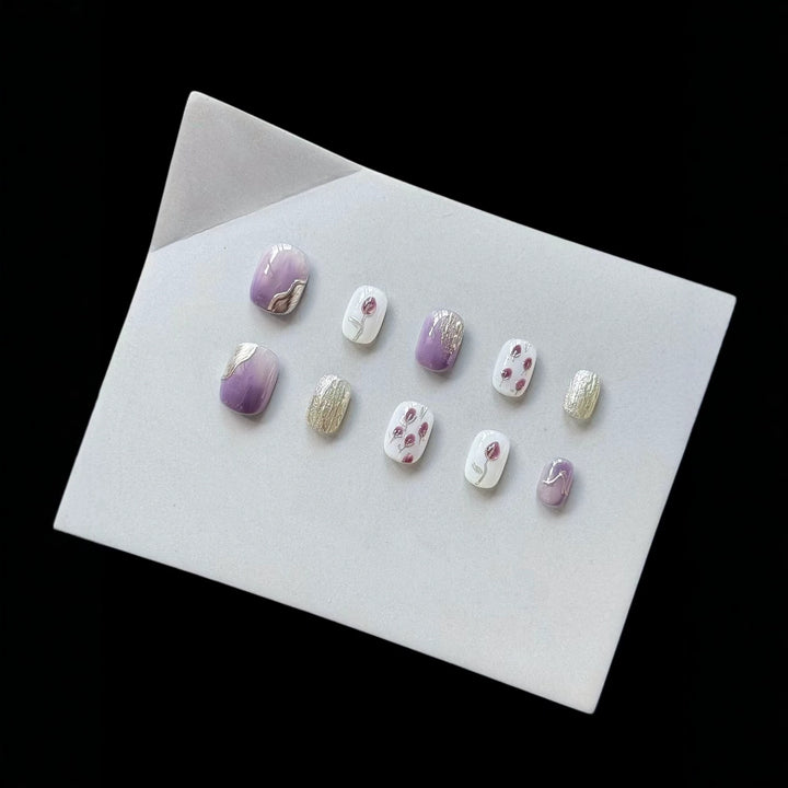 Künstlerisches Press-On-Nagelkunstset mit floralen und metallischen Akzenten