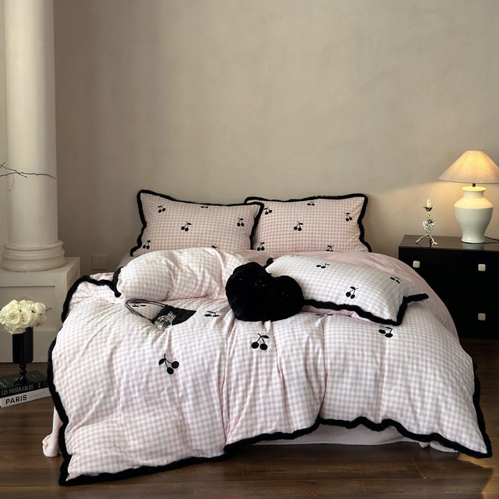 Gingham bestickte Kirsch Quilt Bettbezug Set mit schwarzem Rüschensaum