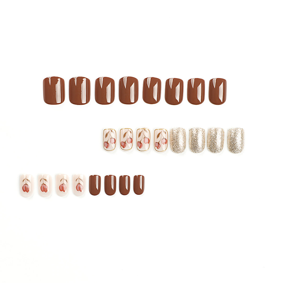 Künstliche Nail Art mit buntem Blumenmotiv und Glitzerakzenten Karnz