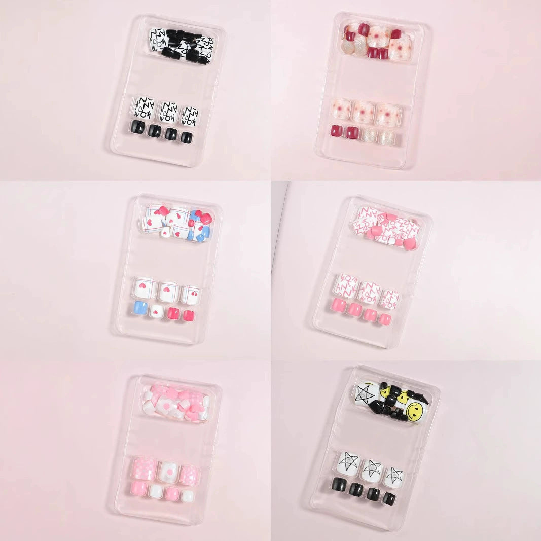 Kreatives thematisches Press-On Nagelset Karnz
