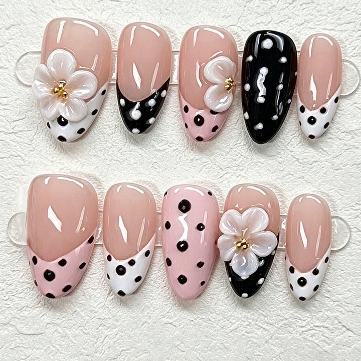 Kunstvolle Nagelspitzen im eleganten Design Karnz