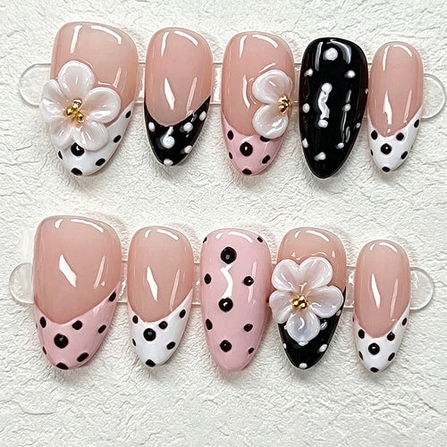 Kunstvolle Nagelspitzen im eleganten Design Karnz