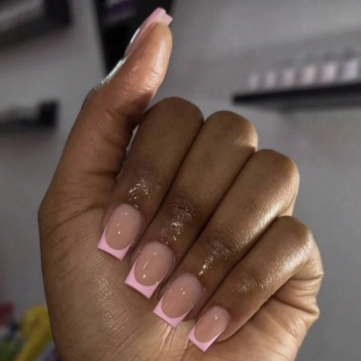 Kunstnagelset mit modernen French-Spitzen und elegantem Glanz Karnz