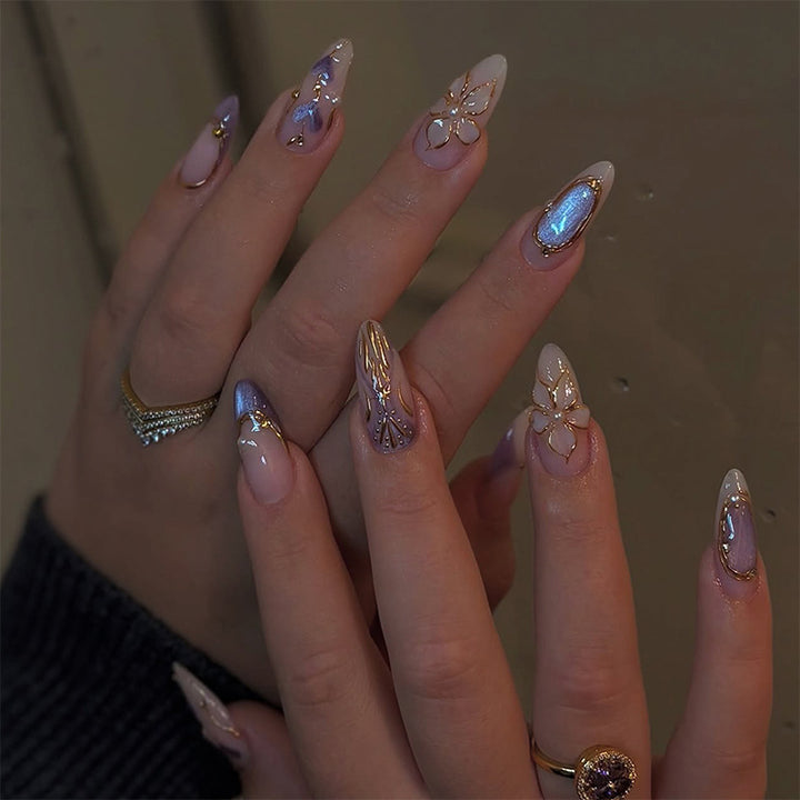 Kunstvolles Nagelset mit floralen Akzenten Karnz