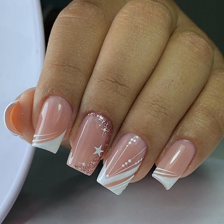 Kunstvolle Nagelverlängerungen mit Glitzer- und Sternendesign Karnz