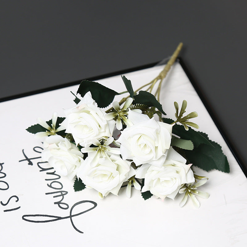Realistischer künstlicher Rosenstrauß