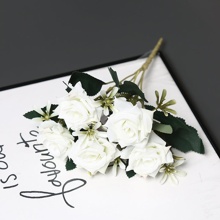 Realistischer künstlicher Rosenstrauß
