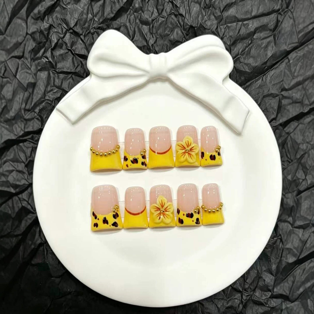Künstlerisches Press-On-Nagelset mit floralen und tierischen Druckdesigns
