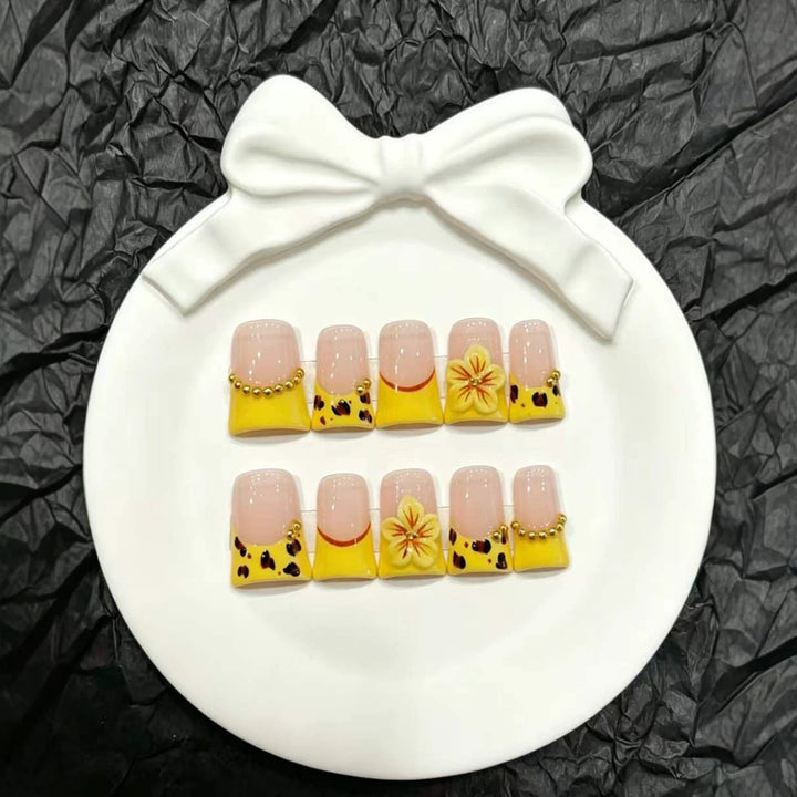 Künstlerisches Press-On-Nagelset mit floralen und tierischen Druckdesigns