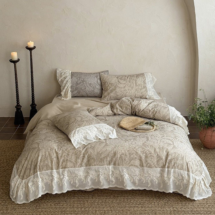Steppbett-Set im botanischen Jacquard mit besticktem Spitzenvolant