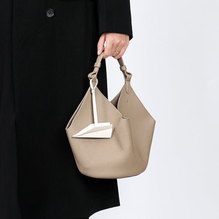 Schlaffes geprägtes Leder Hobo-Bucket-Tasche mit Oberarm und geometrischer Silhouette
