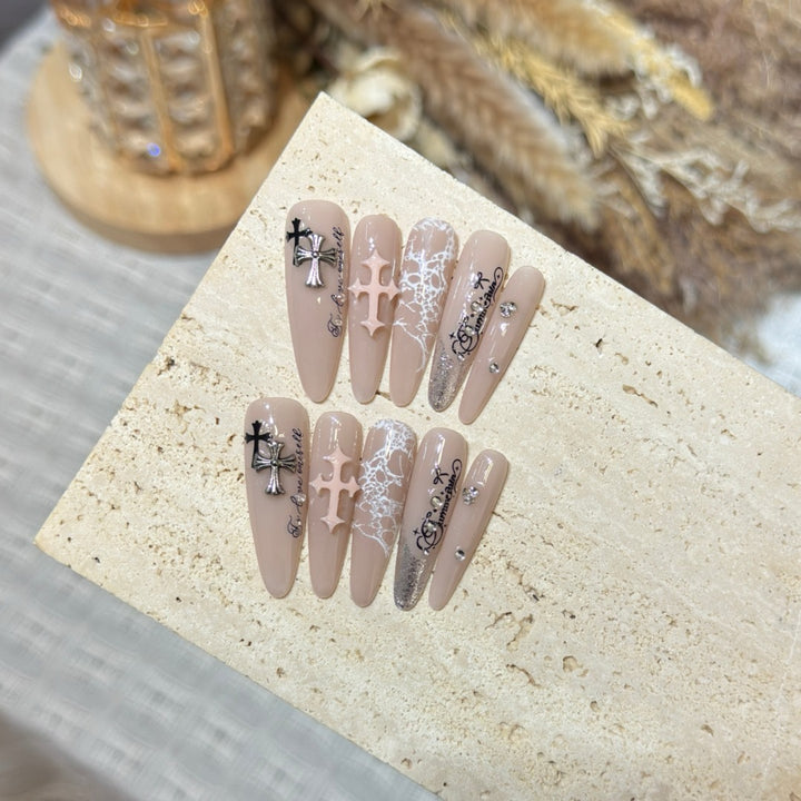 Künstlerisches Press-On-Nagelset mit dekorativen Elementen