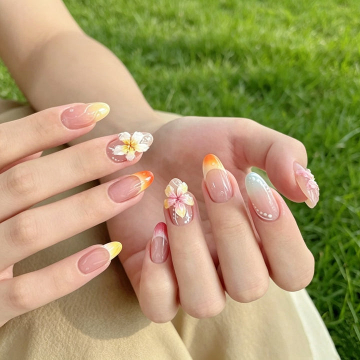 Kreative Kunstnägel mit Floralen Details Karnz