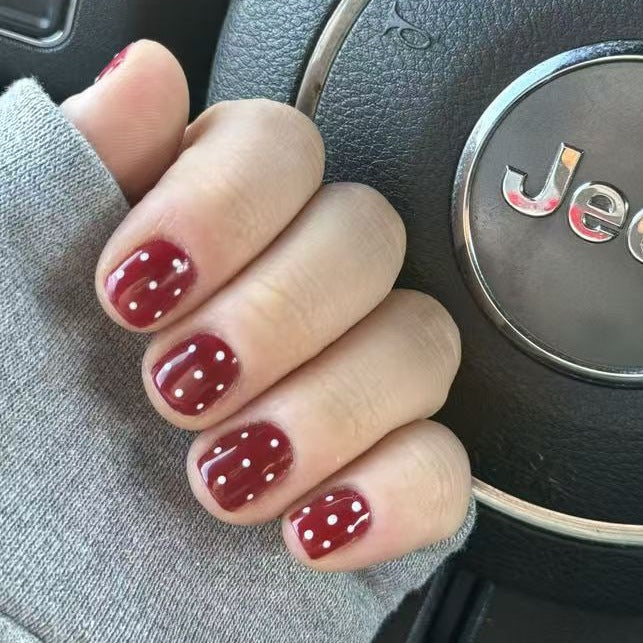 Kunstnagelset mit stilvollen Punkten und Hochglanzfinish Karnz